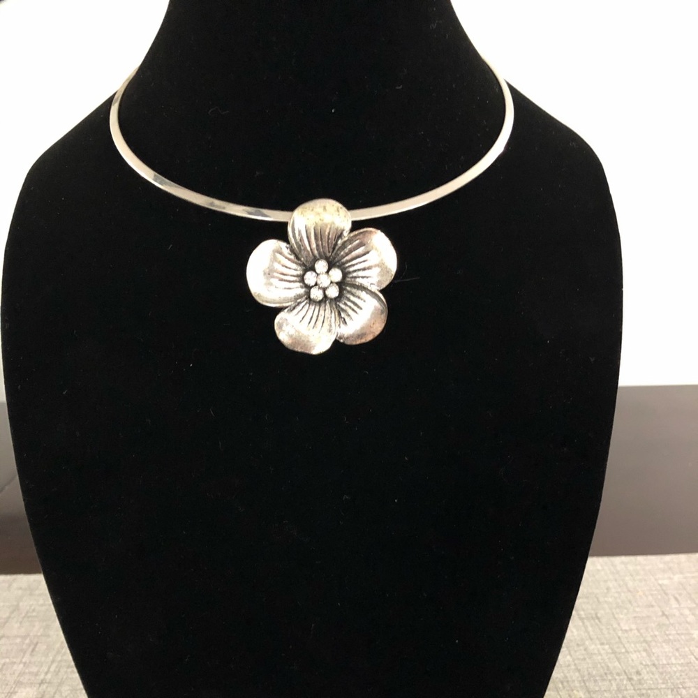attractive silver choker/flower & rhinestones